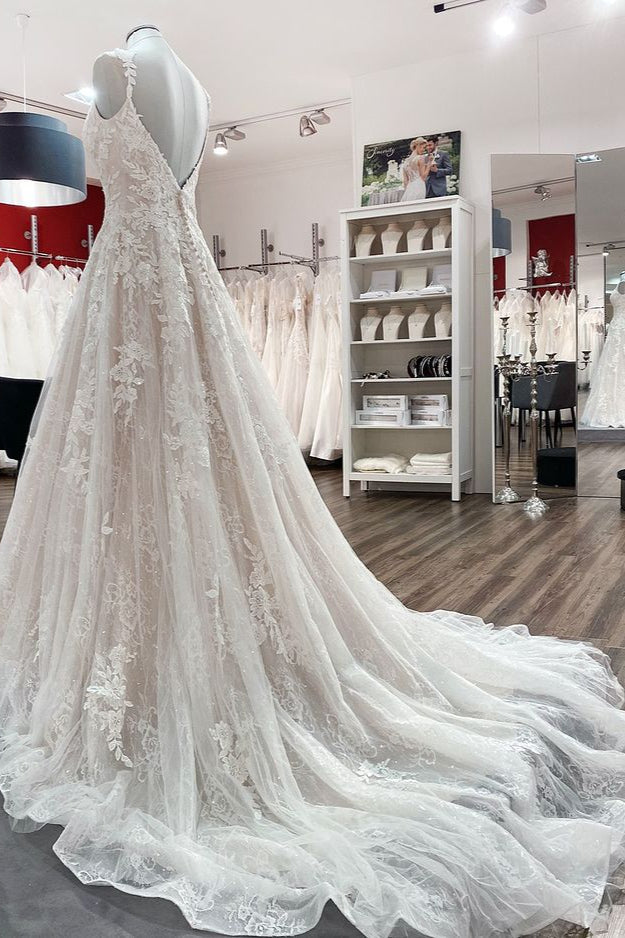 Wunderschönes langes A-Linien-Brautkleid mit Tüllspitze und V-Ausschnitt und offenem Rücken