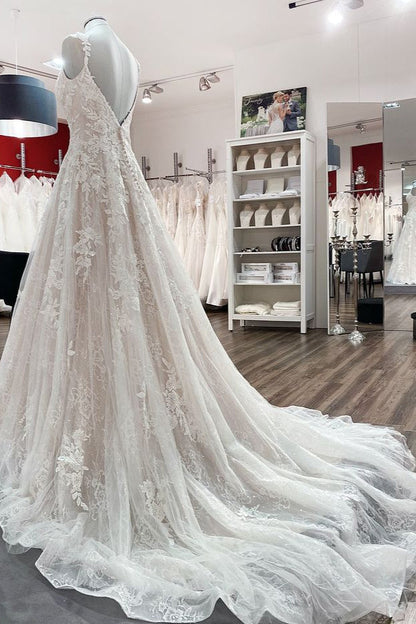 Wunderschönes langes A-Linien-Brautkleid mit Tüllspitze und V-Ausschnitt und offenem Rücken