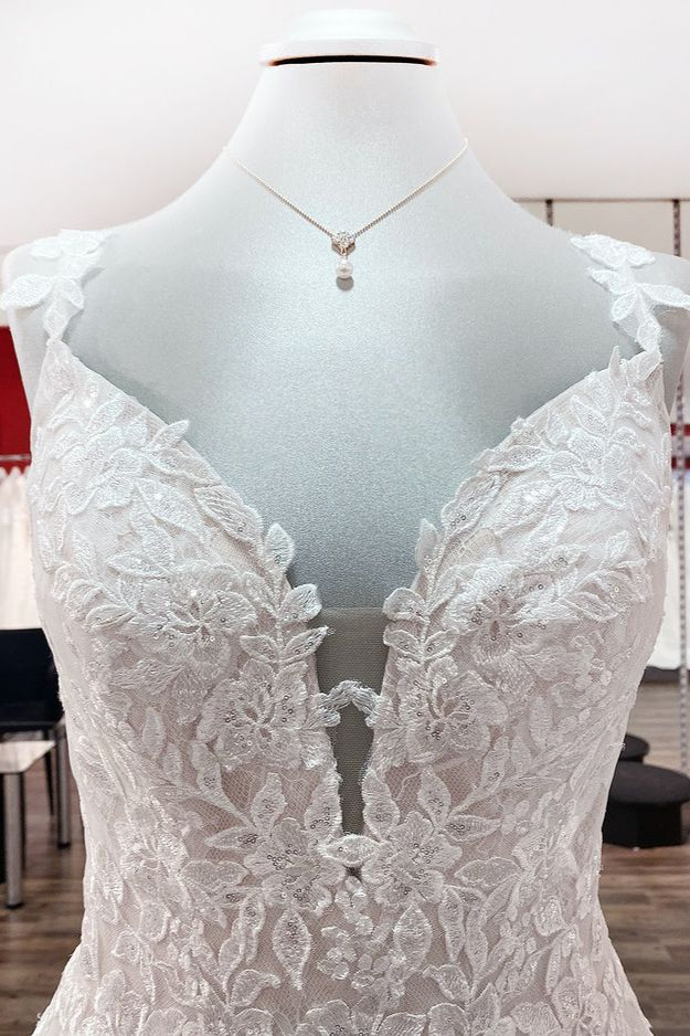 Wunderschönes langes A-Linien-Brautkleid mit Tüllspitze und V-Ausschnitt und offenem Rücken