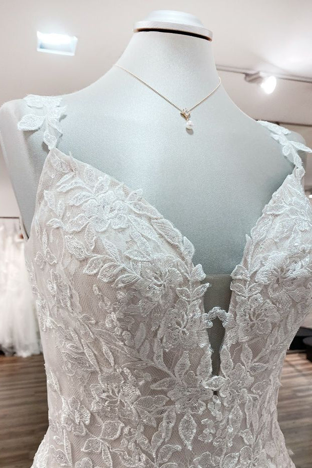Wunderschönes langes A-Linien-Brautkleid mit Tüllspitze und V-Ausschnitt und offenem Rücken