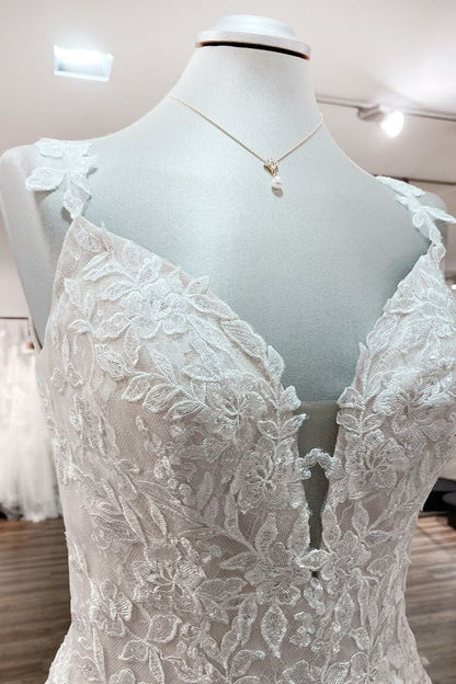 Wunderschönes langes A-Linien-Brautkleid mit Tüllspitze und V-Ausschnitt und offenem Rücken