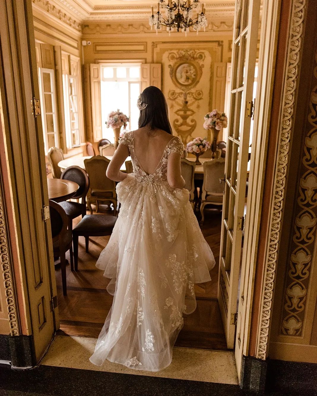 Wunderschönes langes A-Linien-Brautkleid mit V-Ausschnitt und Flügelärmeln