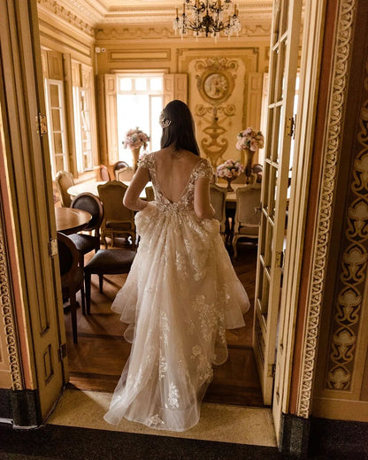 Wunderschönes langes A-Linien-Brautkleid mit V-Ausschnitt und Flügelärmeln
