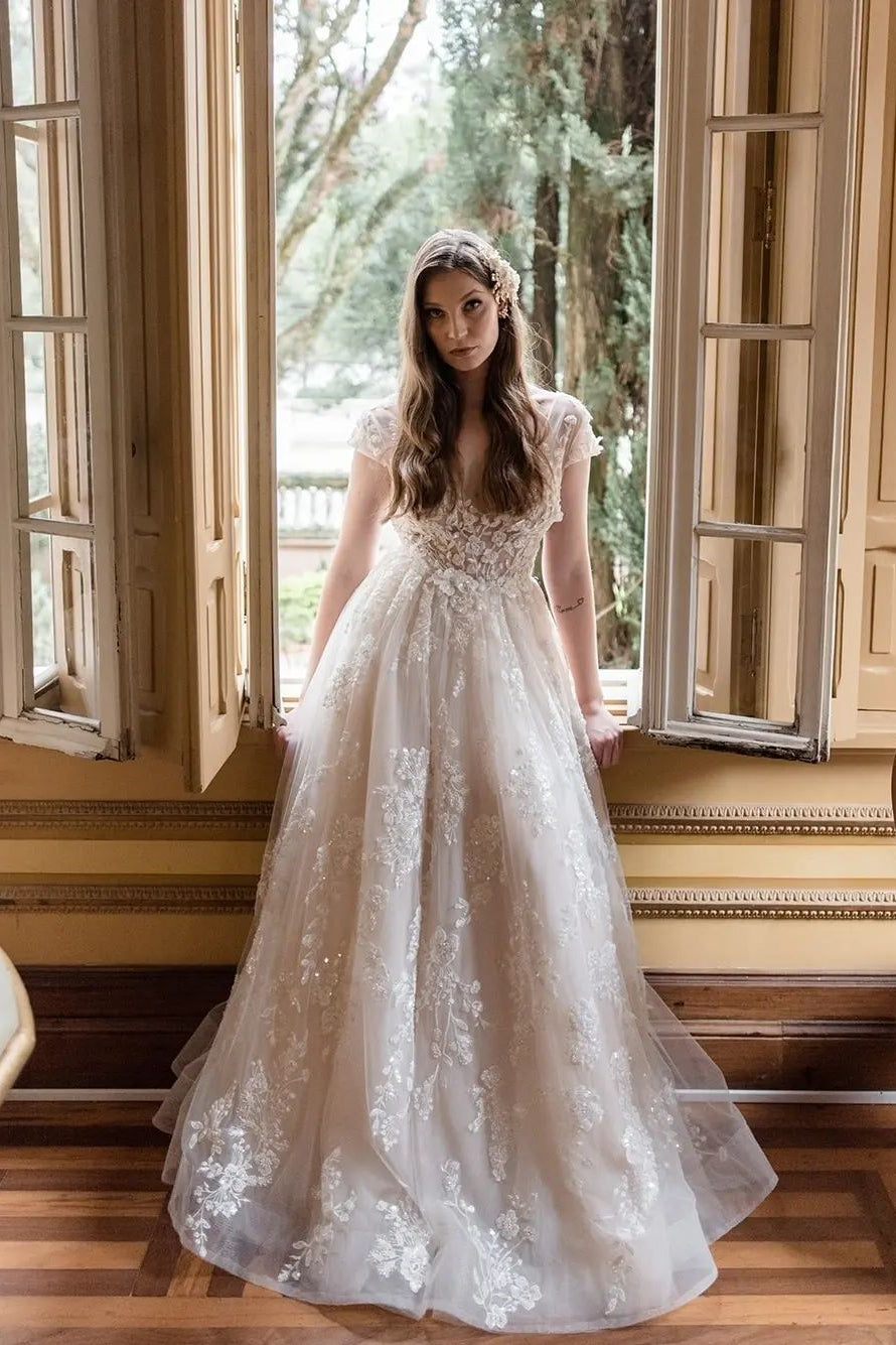 Wunderschönes langes A-Linien-Brautkleid mit V-Ausschnitt und Flügelärmeln