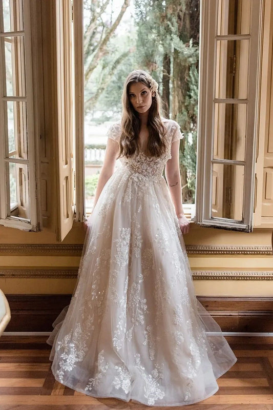 Wunderschönes langes A-Linien-Brautkleid mit V-Ausschnitt und Flügelärmeln