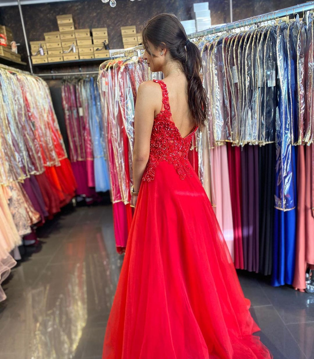 Hermoso vestido de fiesta largo de tul con escote en V, espalda abierta y apliques de encaje.