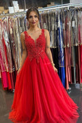 Hermoso vestido de fiesta largo de tul con escote en V, espalda abierta y apliques de encaje.
