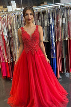 Hermoso vestido de fiesta largo de tul con escote en V, espalda abierta y apliques de encaje.