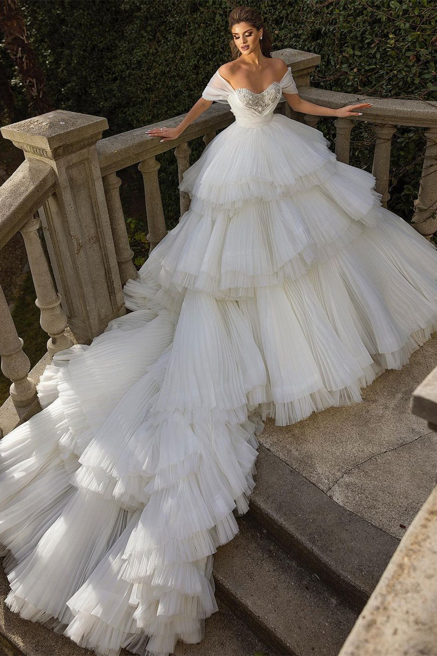 Hermoso vestido de novia largo con escote fruncido y corte catedral con cuentas