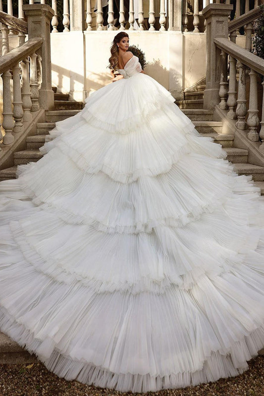 Wunderschönes langes Ballkleid mit Rüschen und Kathedrale-Ausschnitt und Perlenstickerei
