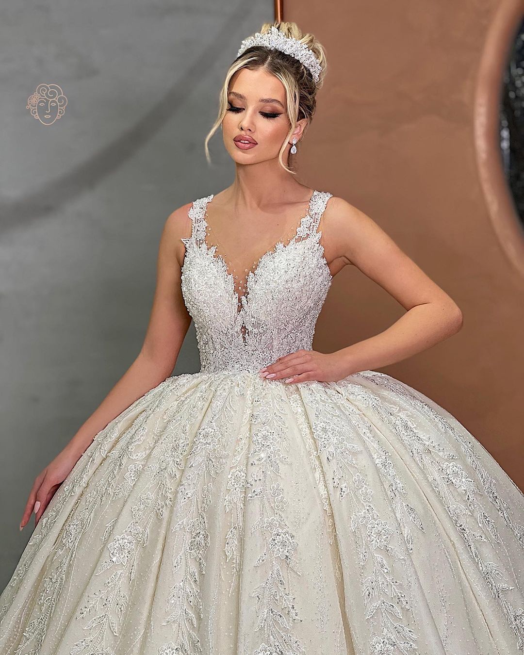 Hermoso vestido de novia largo con tirantes finos y encaje