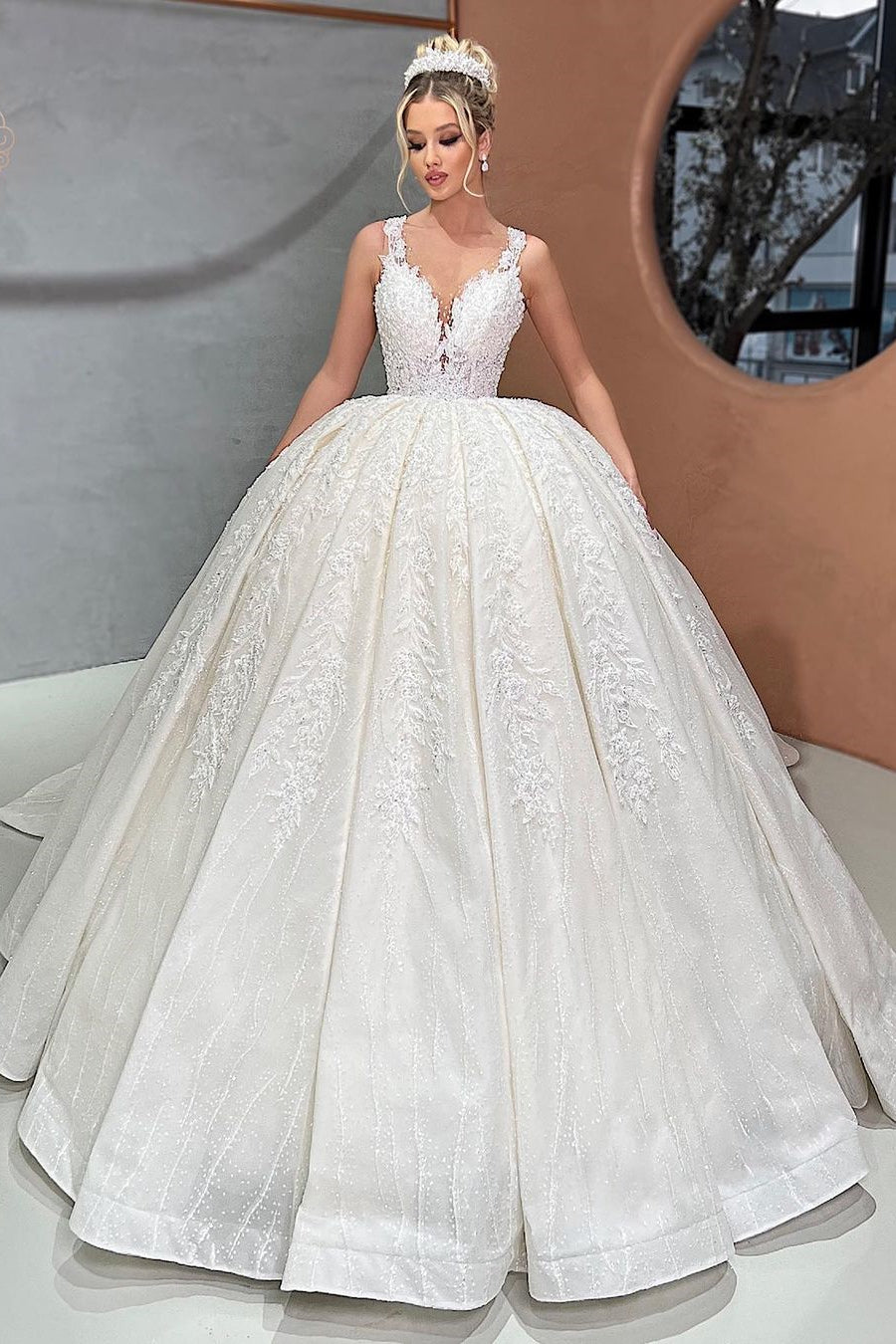 Hermoso vestido de novia largo con tirantes finos y encaje