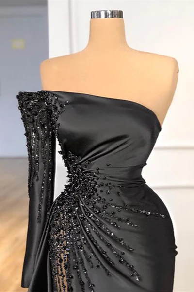 Hermoso vestido de fiesta largo negro con hombros descubiertos y cuentas, con manga larga