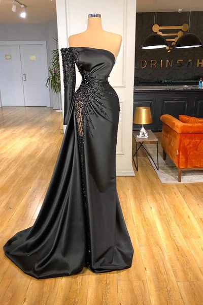 Hermoso vestido de fiesta largo negro con hombros descubiertos y cuentas, con manga larga