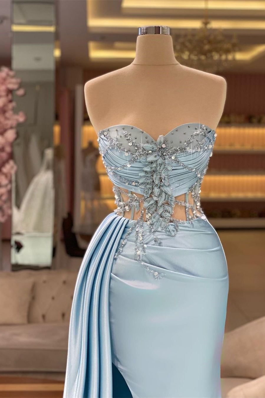Hermoso vestido de fiesta largo azul sirena sin mangas con cuentas y abertura
