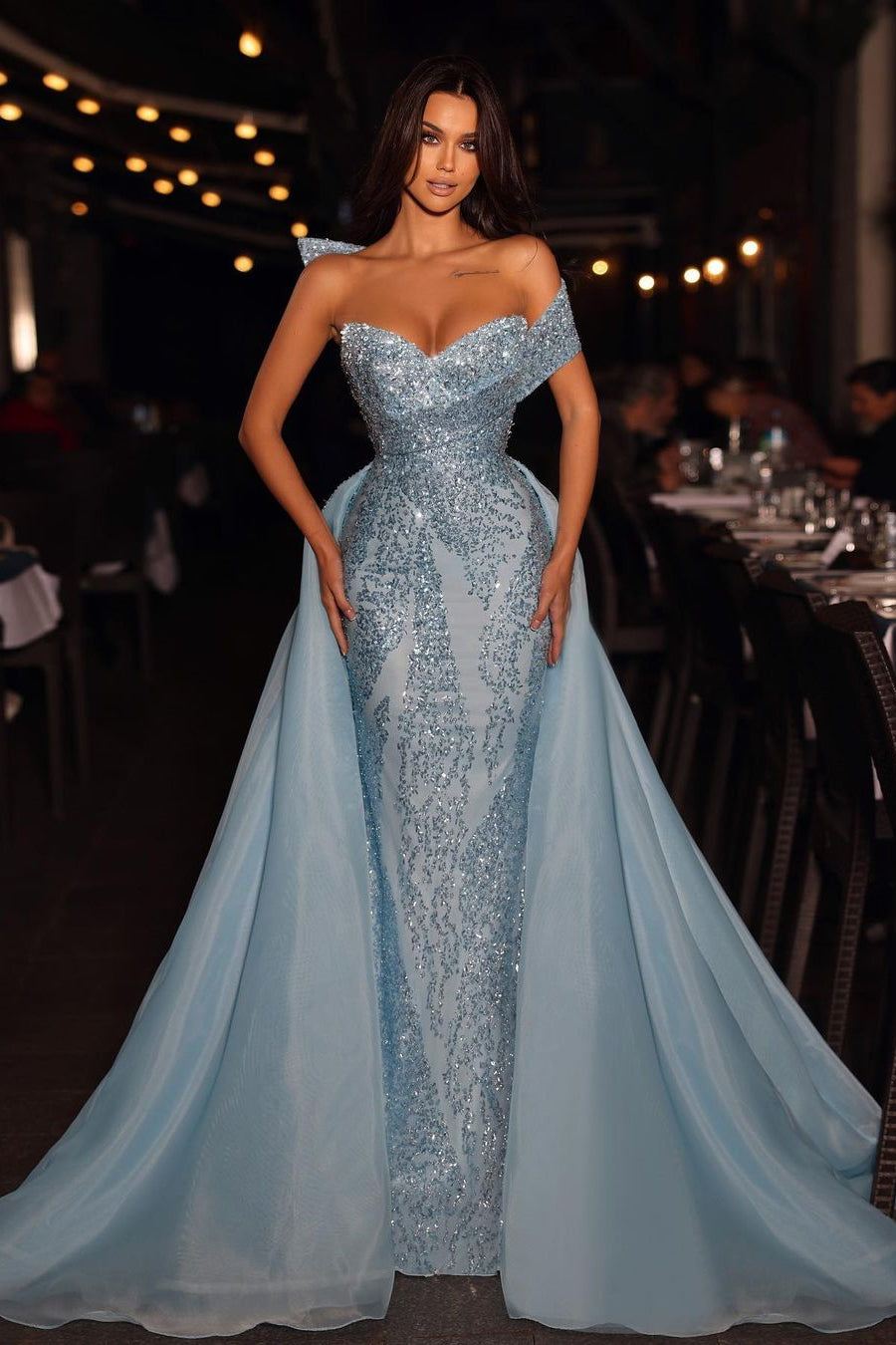 Hermoso vestido de fiesta largo azul sin mangas con lentejuelas y hombros descubiertos con cola desmontable