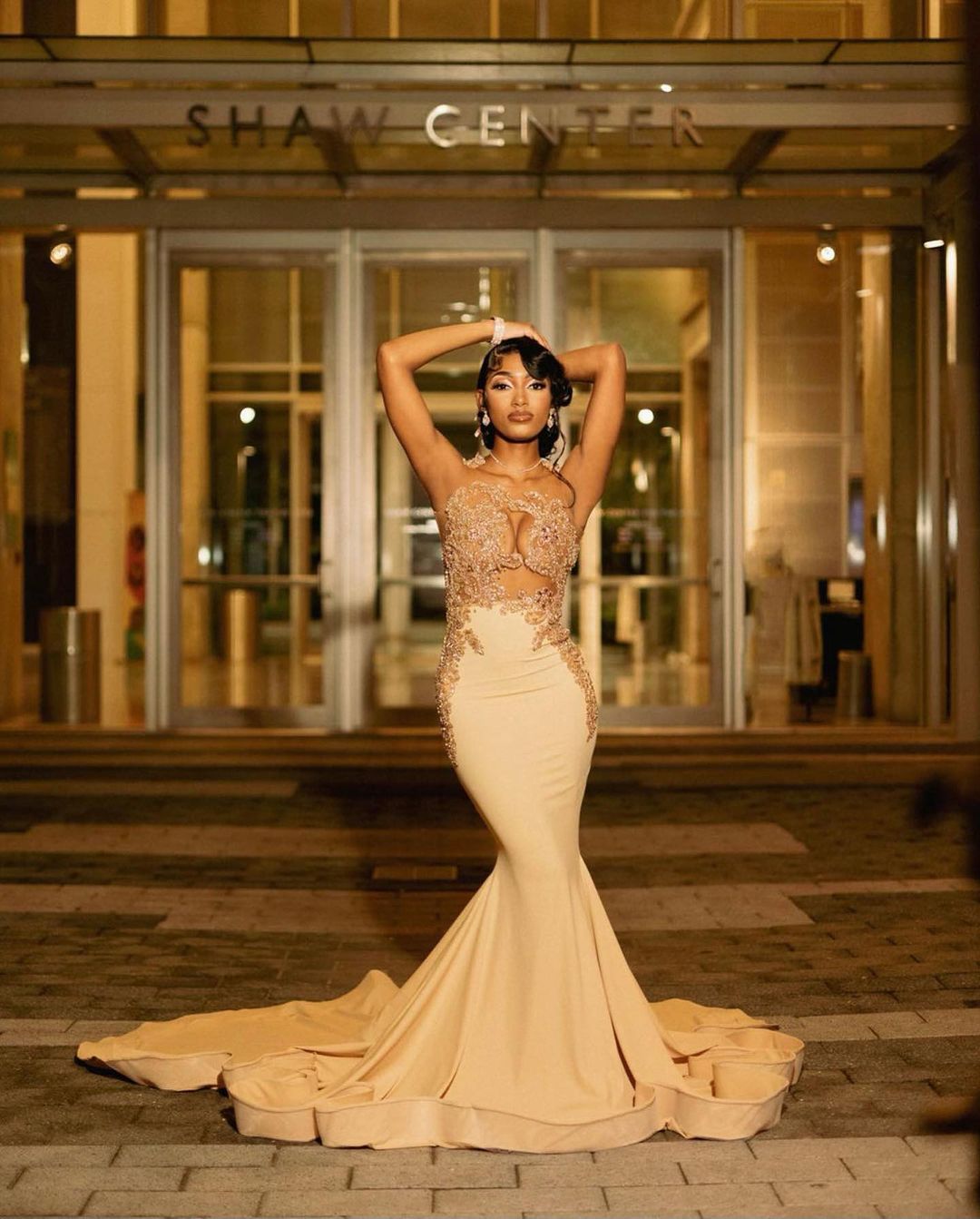 Hermoso vestido de fiesta largo color champán con corte sirena, sin mangas, con cuentas y encaje