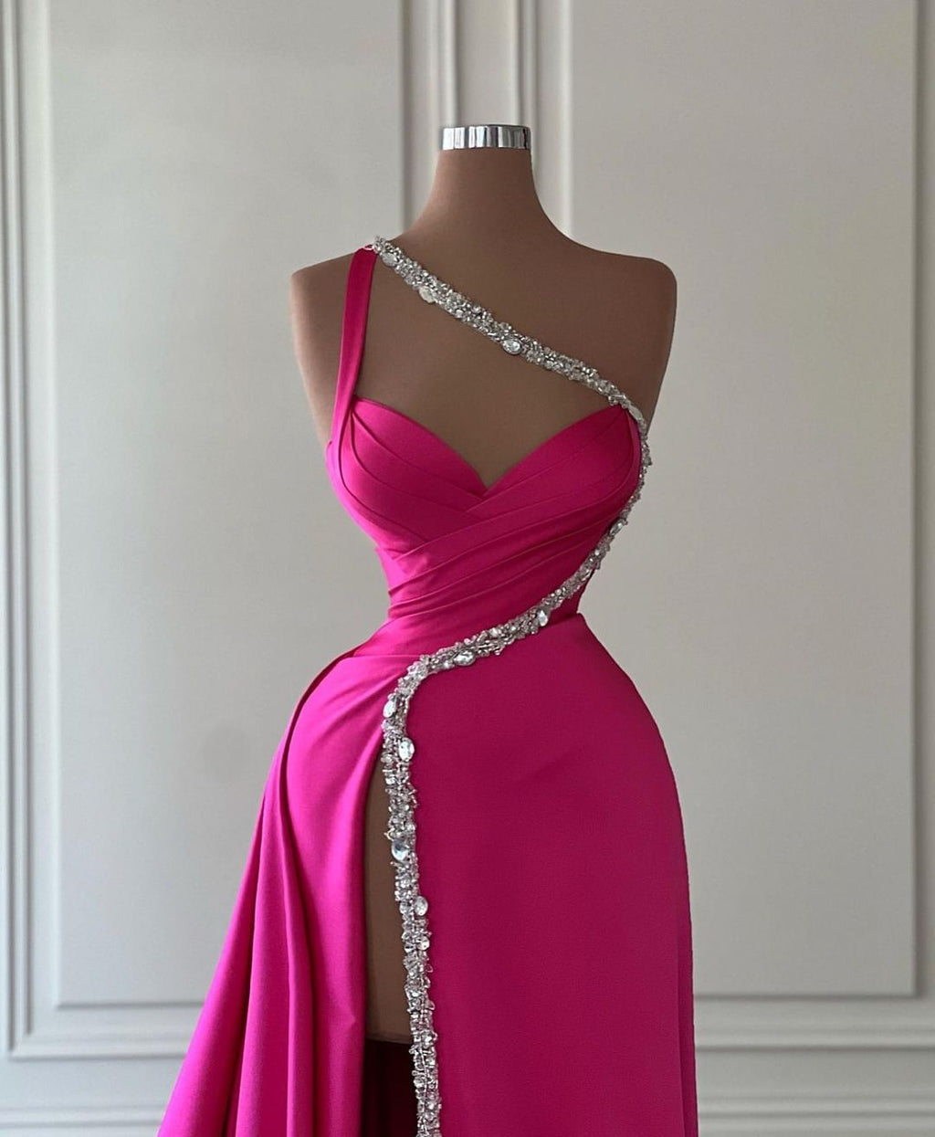 Wunderschönes langes, ärmelloses Ballkleid in Fuchsia mit einer Schulter und Juwelen
