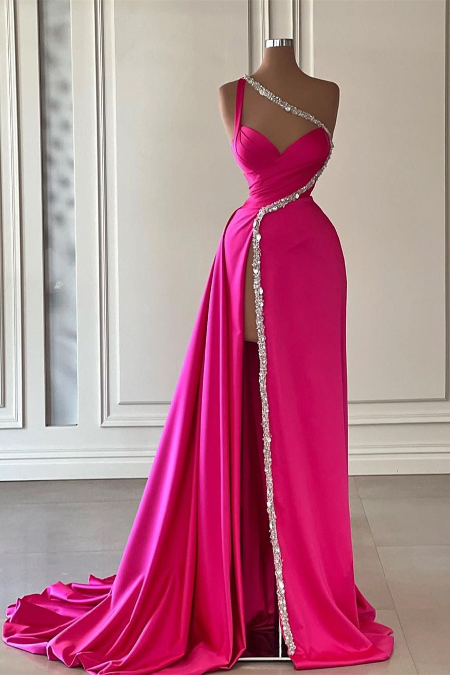 Hermoso vestido de fiesta largo fucsia de un solo hombro, sin mangas, con joyas y abertura
