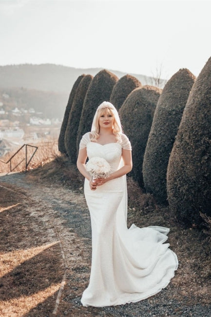 Hermoso vestido de novia largo de sirena con lentejuelas y hombros descubiertos con brillo