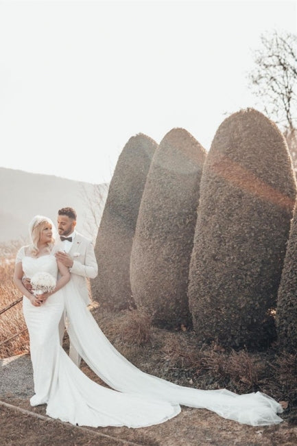 Hermoso vestido de novia largo de sirena con lentejuelas y hombros descubiertos con brillo