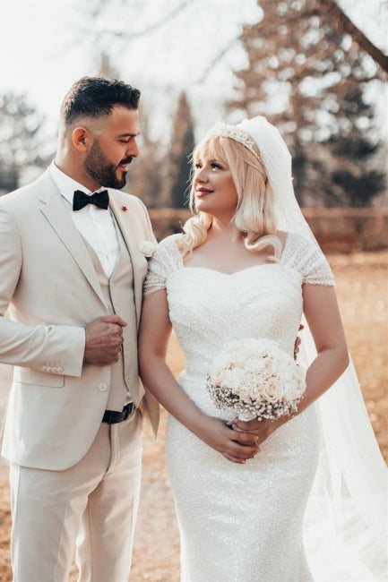 Hermoso vestido de novia largo de sirena con lentejuelas y hombros descubiertos con brillo