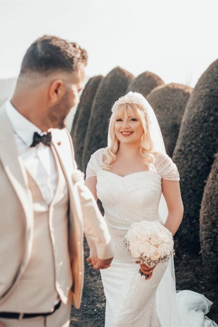 Hermoso vestido de novia largo de sirena con lentejuelas y hombros descubiertos con brillo