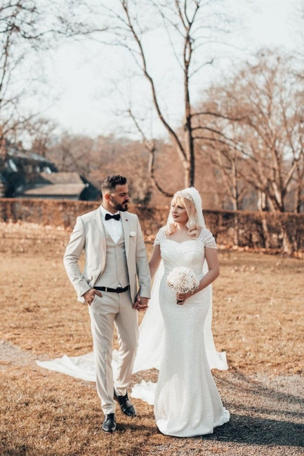 Hermoso vestido de novia largo de sirena con lentejuelas y hombros descubiertos con brillo