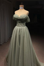 Hermoso vestido de fiesta largo verde de corte A con hombros descubiertos, lentejuelas y cuentas.