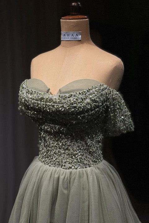 Hermoso vestido de fiesta largo verde de corte A con hombros descubiertos, lentejuelas y cuentas.