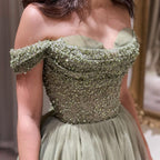 Hermoso vestido de fiesta largo verde de corte A con hombros descubiertos, lentejuelas y cuentas.