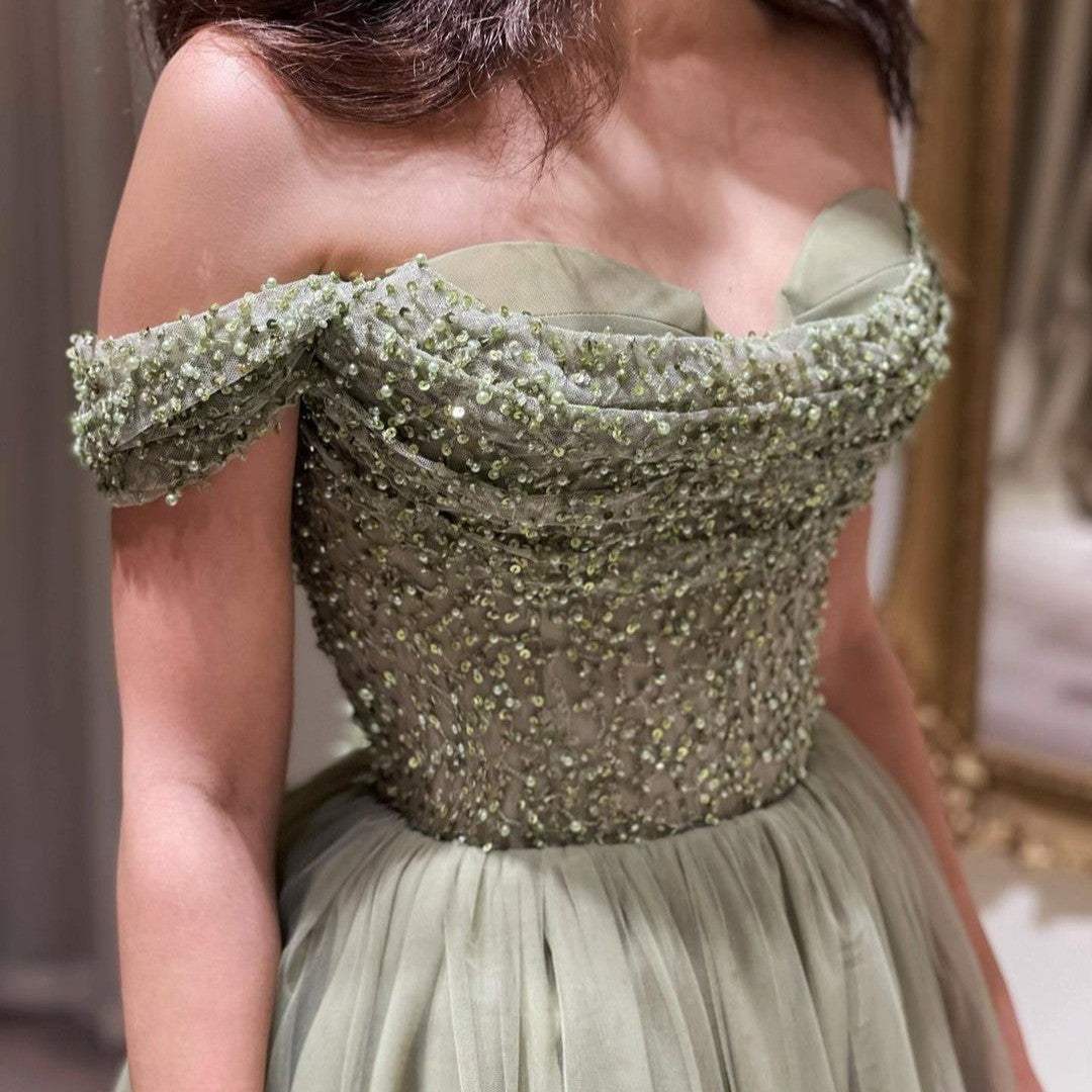 Hermoso vestido de fiesta largo verde de corte A con hombros descubiertos, lentejuelas y cuentas.