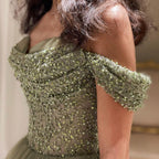 Hermoso vestido de fiesta largo verde de corte A con hombros descubiertos, lentejuelas y cuentas.