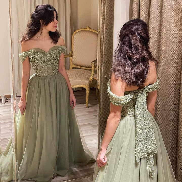 Hermoso vestido de fiesta largo verde de corte A con hombros descubiertos, lentejuelas y cuentas.
