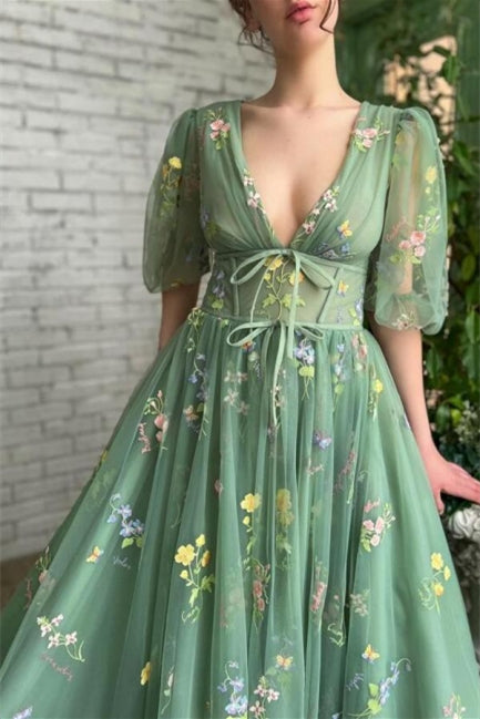 Hermoso vestido de fiesta largo verde con escote en V y apliques en forma de A