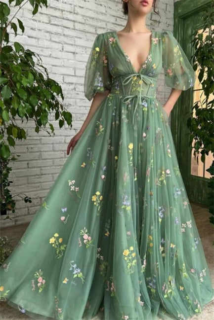 Hermoso vestido de fiesta largo verde con escote en V y apliques en forma de A