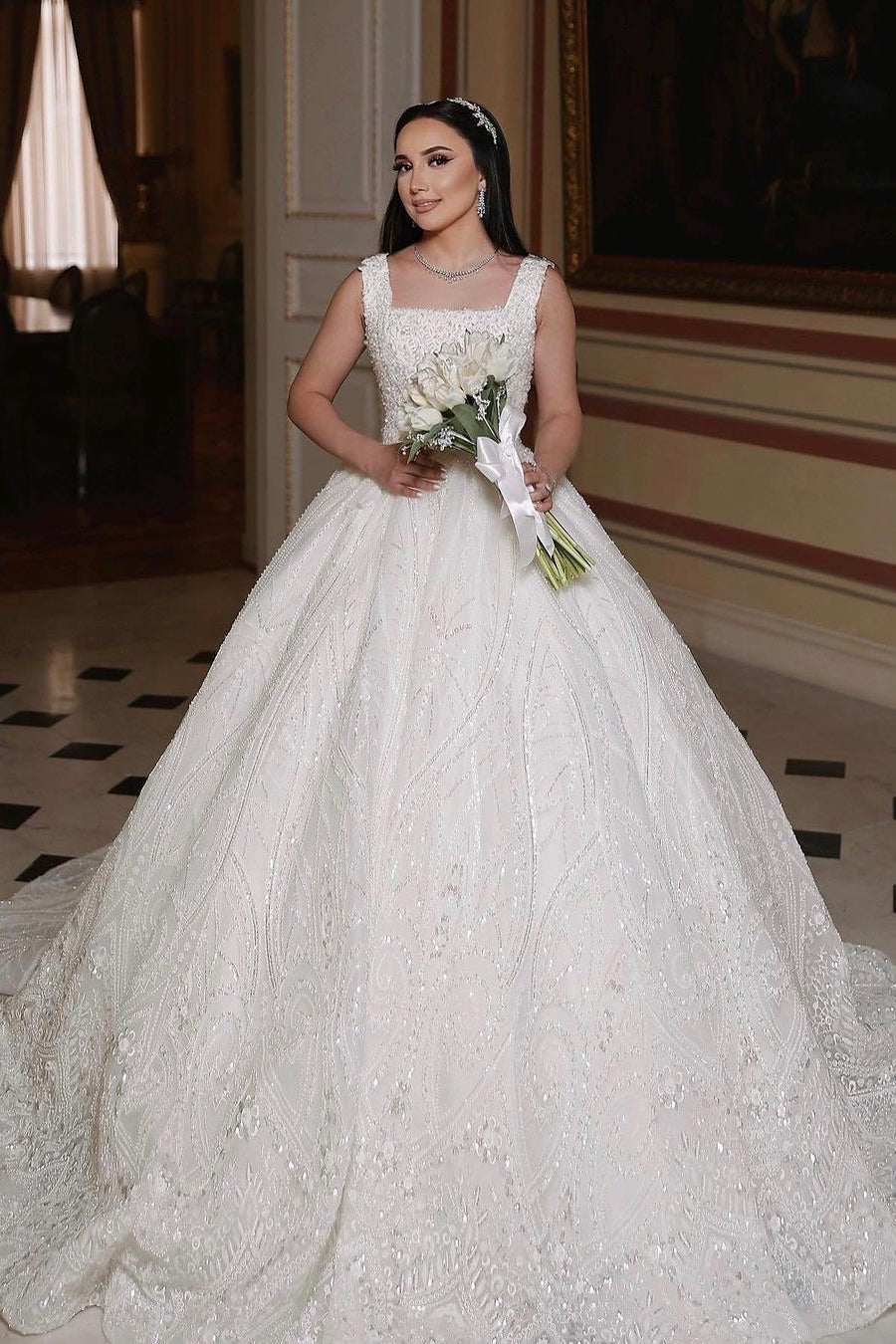 Wunderschönes langes elfenbeinfarbenes ärmelloses A-Linien-Brautkleid mit Perlen und Spitze