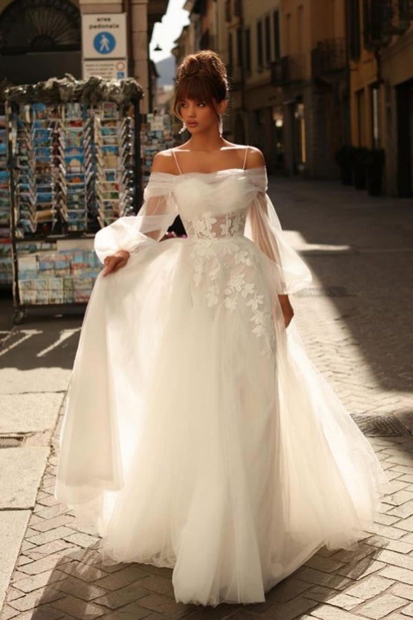 Wunderschönes langes elfenbeinfarbenes A-Linien-Brautkleid mit Spaghettiträgern und Spitze