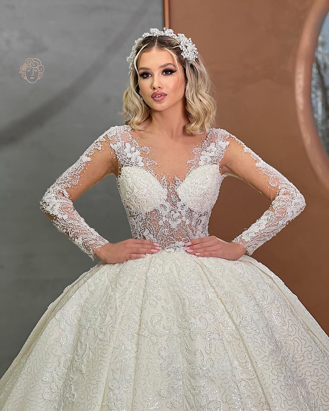 Wunderschönes langes elfenbeinfarbenes Ballkleid mit Spitze und V-Ausschnitt