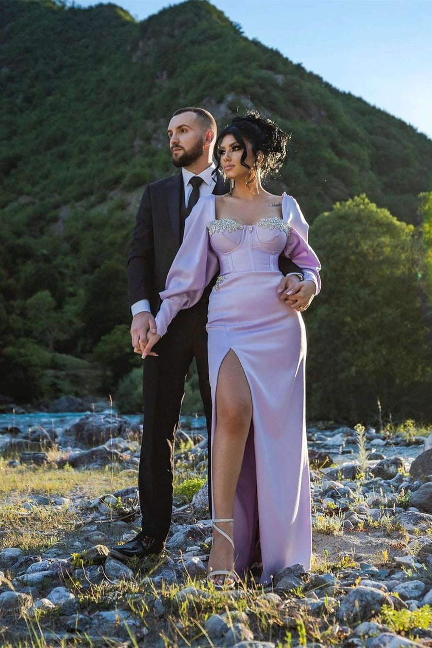 Wunderschönes langes lilafarbenes Ballkleid mit langen Ärmeln und Schlitz