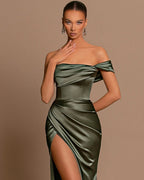 Wunderschönes langes schulterfreies Satin-Ballkleid im Meerjungfrauenstil mit Schlitz