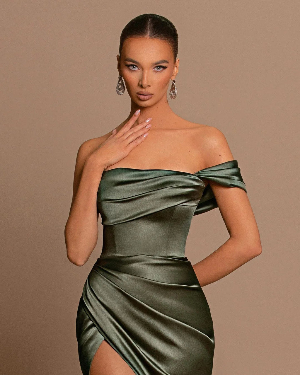 Wunderschönes langes schulterfreies Satin-Ballkleid im Meerjungfrauenstil mit Schlitz