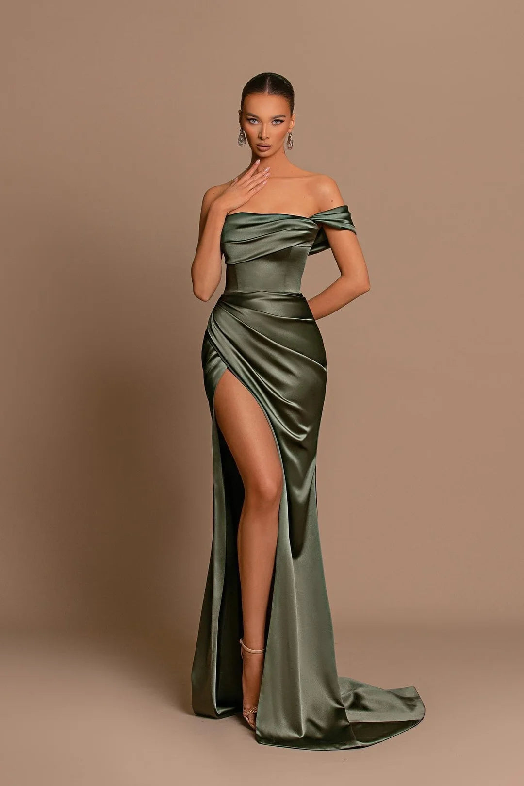 Wunderschönes langes schulterfreies Satin-Ballkleid im Meerjungfrauenstil mit Schlitz