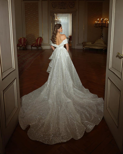 Wunderschönes langes schulterfreies ärmelloses Brautkleid im Meerjungfrauenstil mit Pailletten