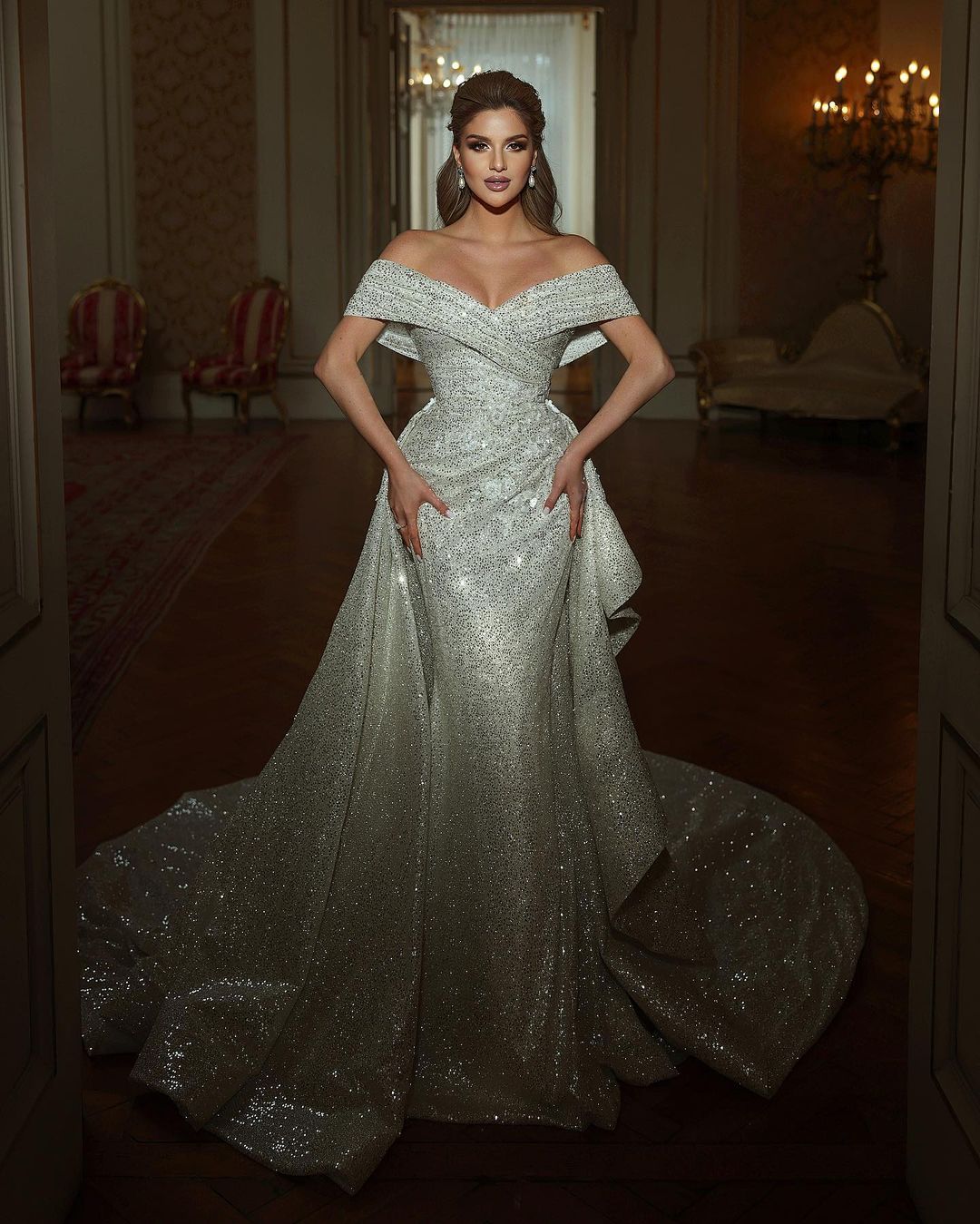 Wunderschönes langes schulterfreies ärmelloses Brautkleid im Meerjungfrauenstil mit Pailletten