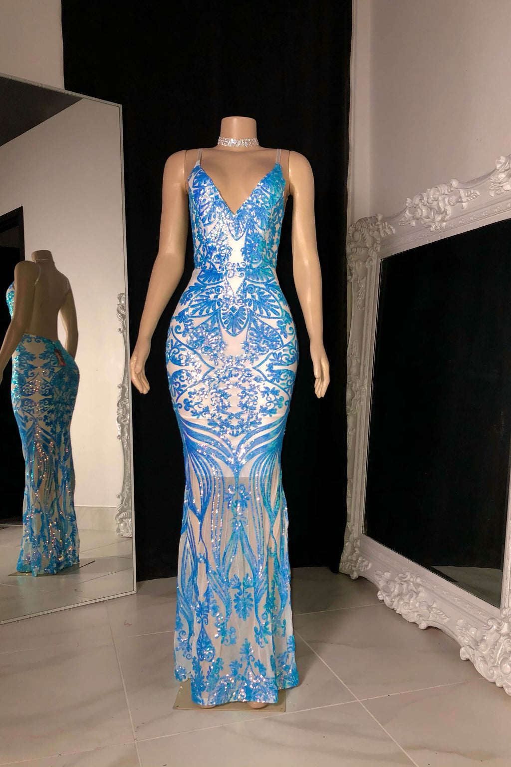 Wunderschönes langes ärmelloses rückenfreies Ballkleid im Meerjungfrauenstil mit V-Ausschnitt