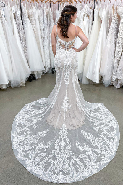 Wunderschönes langes Meerjungfrau-Brautkleid mit Spaghettiträgern und rückenfreiem Spitzenbesatz