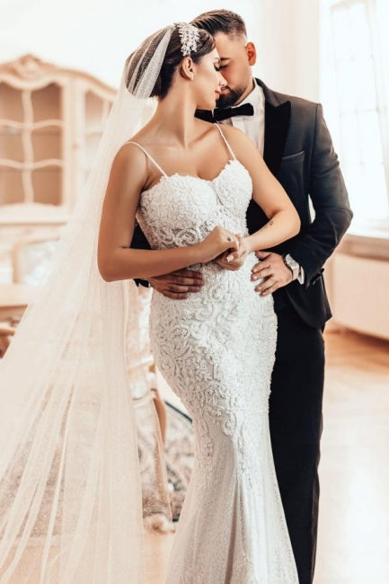 Wunderschönes langes Meerjungfrau-Brautkleid mit Spaghettiträgern und Spitze
