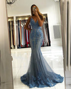 Hermoso vestido de fiesta largo de sirena con escote en V, apliques de encaje y tul sin espalda