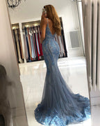 Hermoso vestido de fiesta largo de sirena con escote en V, apliques de encaje y tul sin espalda